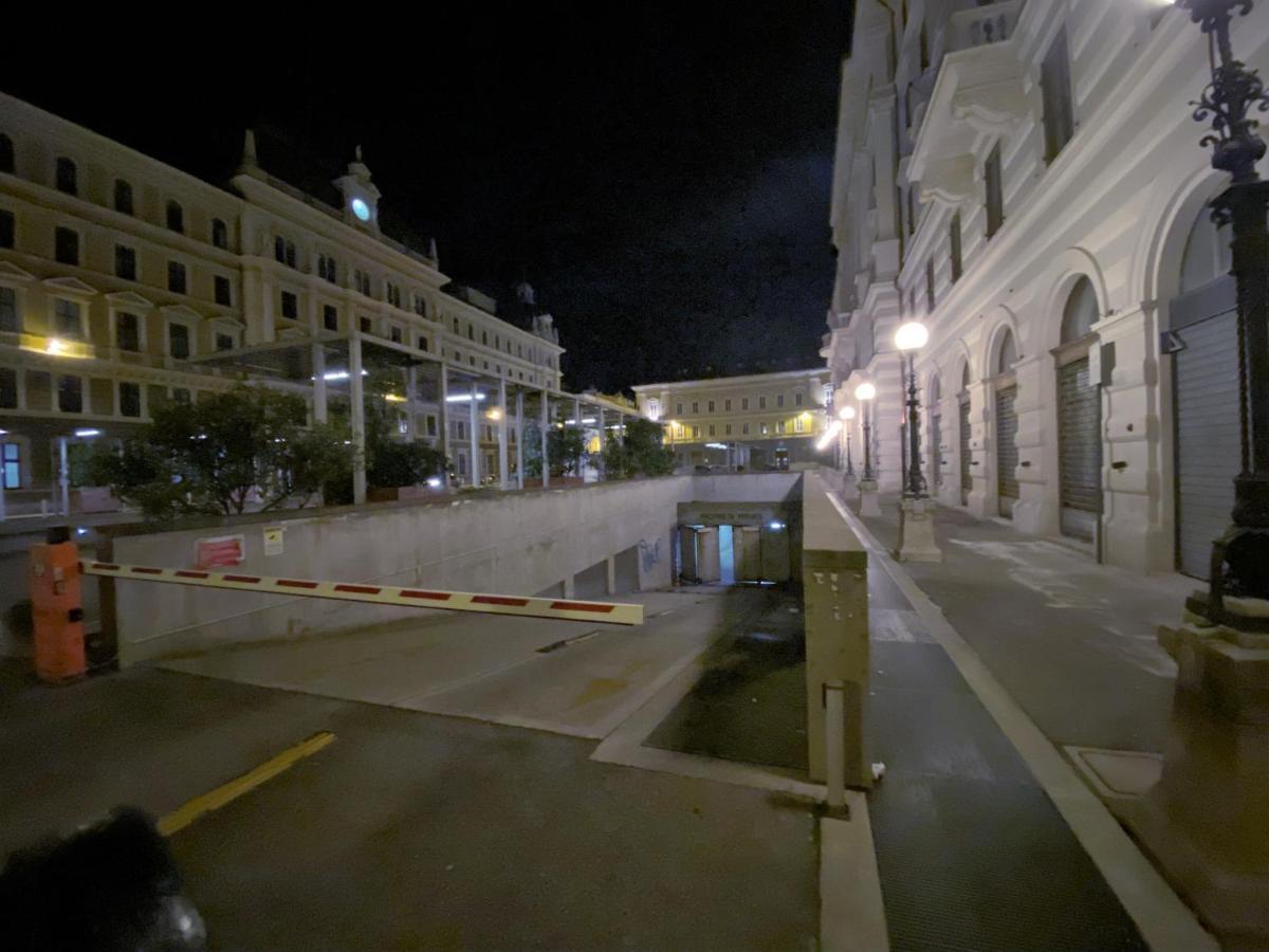 Rifugio Hemingway, Trieste Centro Con Parcheggio Exterior photo