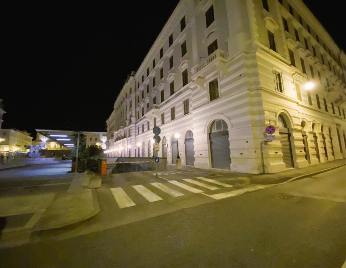 Rifugio Hemingway, Trieste Centro Con Parcheggio Exterior photo